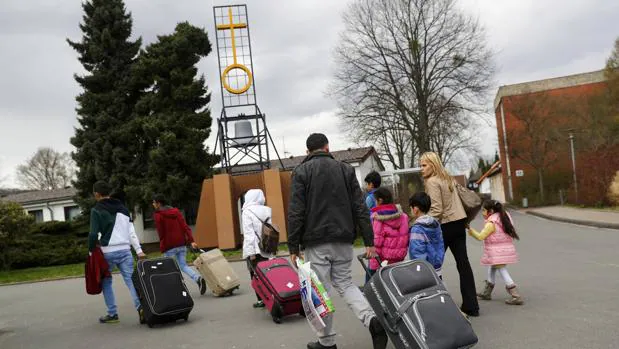 Un grupo de refugiados sirios llegaba el pasado mes de abril al campo de Friedland, en Alemania