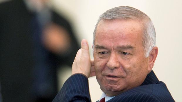 El presidente uzbeko, Islam Karimov, acude a una reunión en Almaty en abril de 2009