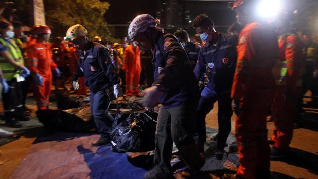 Un equipo de rescate traslada el cuerpo de una de las víctimas del atentado en Davao