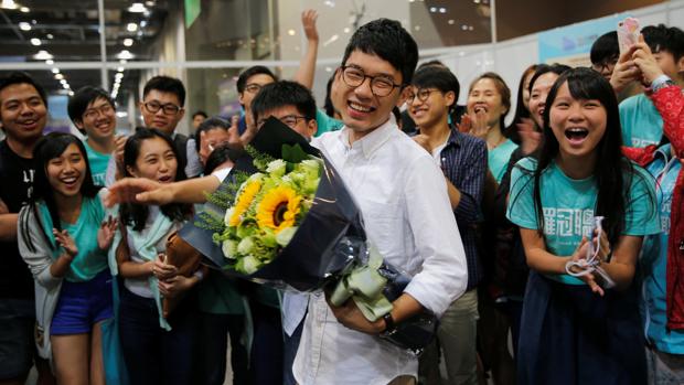 Nathan Law (c) celebra su triunfo en las las legislativas de Hong Kong