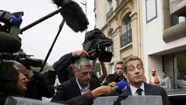 Nicolas Sarkozy abandona su cuartel electoral en París este lunes