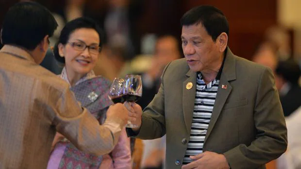 El presidente filipino, Rodrigo Duterte, brinda durante una cena de bienvenida a la cumbre de la Asean