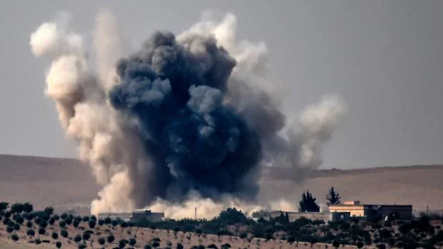 Columna de humo que se levanta en la ciudad de Karkamis, en la frontera entre Siria y Turquía, tras un ataque dirigido por el Ejército otomano