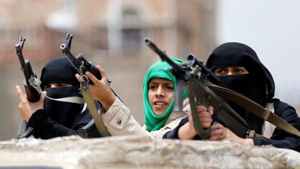 Mujeres yemeníes armadas, durante una protesta este martes en Saná en favor del movimiento huti