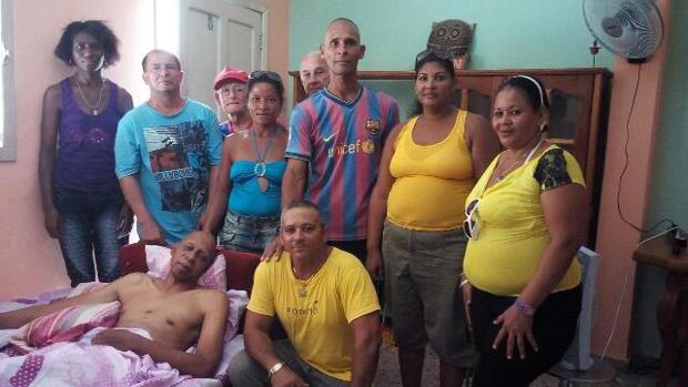 Guillermo Fariñas (i), acompañado de otros disidentes cubanos, en su casa de Santa Clara (centro de Cuba)