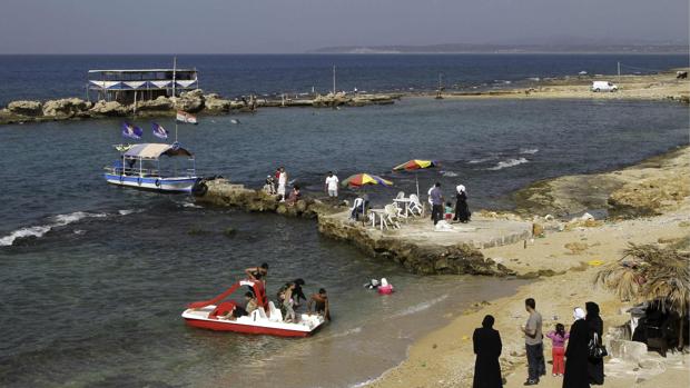 Varias personas disfrutaban de un día en la playa en la ciudad costera siria de Latakia en el verano de 2010