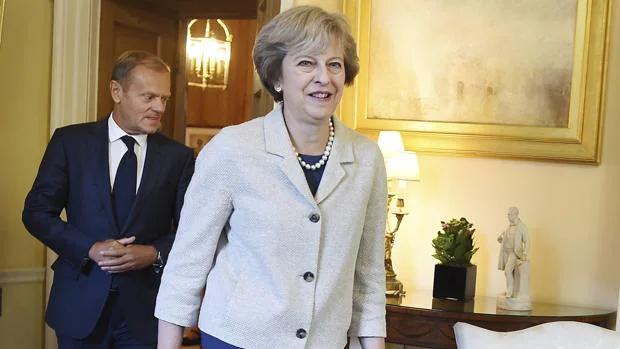 La primera ministra británica, Theresa May, recibe este jueves al presidente del Consejo Europeo, Donald Tusk, en el número 10 de Downing Street en Londres
