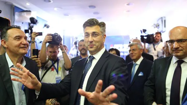 El líder conservador, Andrej Plenkovic, tras emitir su voto en Zagreb