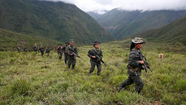 Miembros de las FARC patrullan en una remota zona de las montañas de Colombia