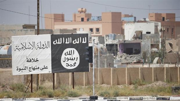 Un cartel con la bandera de Daesh en Irak