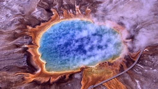 Uno de los fenómenos naturales que se pueden visitar, «The Grand Prismatic Spring», en Yellowstone