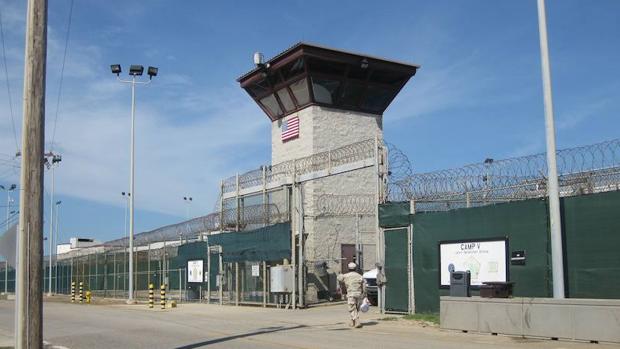 Una de las puertas de entrada a la prisión de Guantánamo