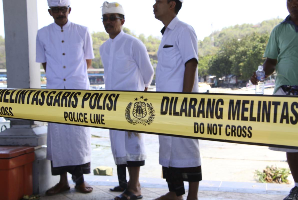 miembros de la Policía indonesia durante la rueda de prensa ofrecida hoy en el puerto de Padangbai, donde el ferry está siendo examinado por expertos.