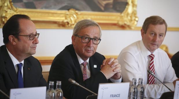 El presidente francés, François Hollande; el presidente de la Comisión Europea, Jean-Claude Juncker, y el primer ministro irlandés, Enda Kenny, durante la cumbre de la UE en Bratislava