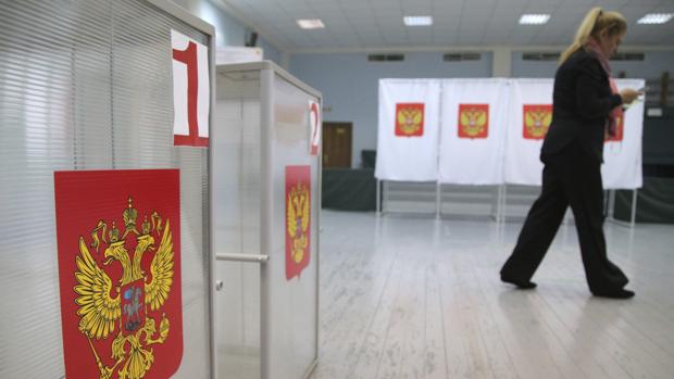 Preparativos en un colegio electoral en Moscú dos días antes de los comicios