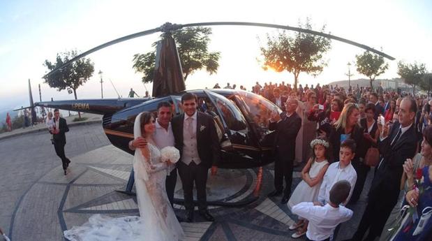 Imagen de los novios tras llegar a la boda en helicóptero