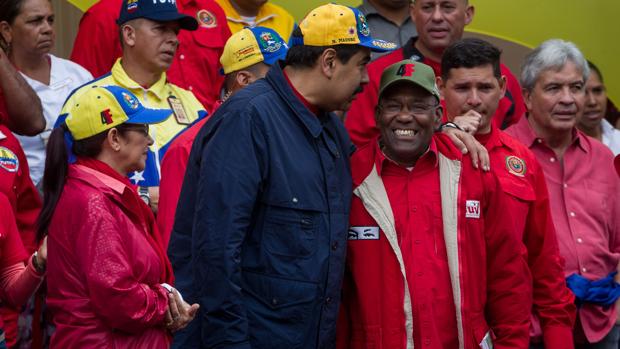 Maduro hace un gesto amistoso a su vicepresidente, Istúriz, a su izquierda, en un acto chavista