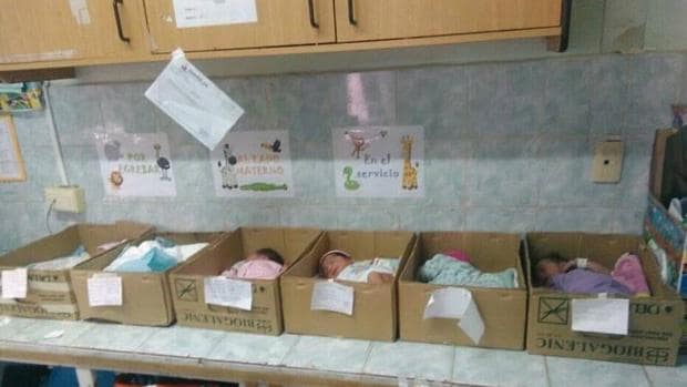 Seis recién nacidos duermen en cajas de cartón en un hospital de Venezuela