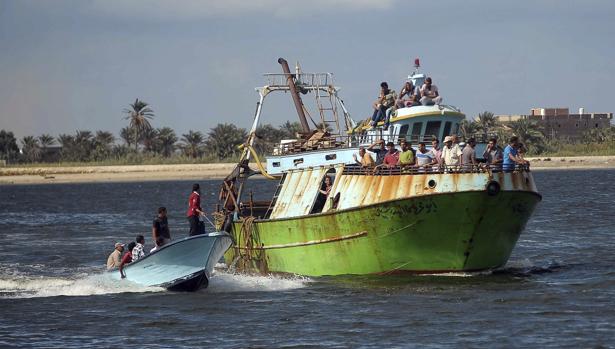 Un barco traslada a los equipos de rescate a la costa de Egipto para buscar a los supervivientes