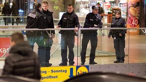 Miembros de la policía alemana vigilan cada uno de los aeropuertos del país