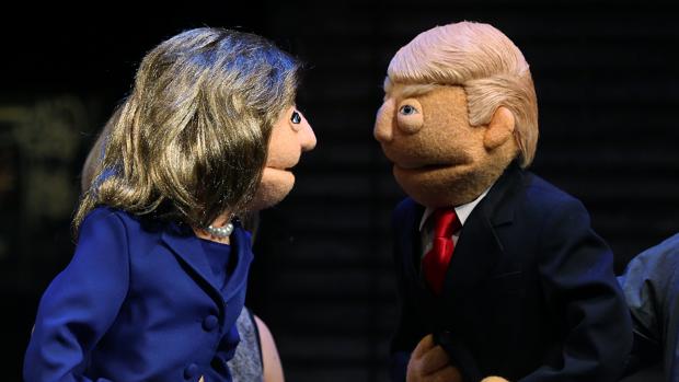 Marionetas que representan a Clinton y Trump