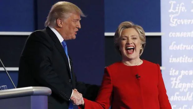 Donald Trump estrecha la mano de Hillary Clinton tras el primer debate