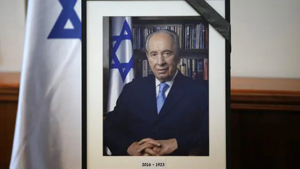 Un retrato del ex presidente israelí y premio Nobel de la paz Simón Peres