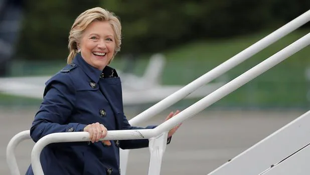Hillary Clinton sube a bordo de su avión de campaña para acudir a un acto electoral en New Hampshire,