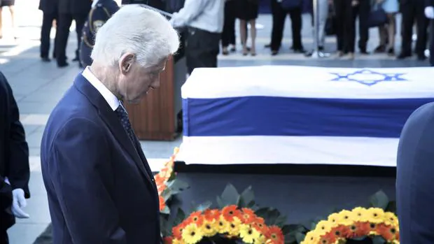 El expresidente Bill Clinton, ante el féretro de Simón Peres, ayer, prexenta sus respetos al expresidente fallecido