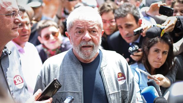 Lula, antes de depositar su voto en una escuela de Sao Paulo