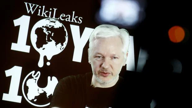 Julian Assange comparece por vídeo ante unos simpatizantes reunidos en Berlín para celebrar los diez años de Wikileaks