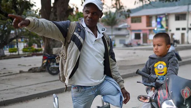 El colombiano Jimmy Bermúdez, que perdió una de sus piernas por una mina antipersona, votó el domingo a favor de los acuerdos de paz con las FARC, en Toribio (Cauca)