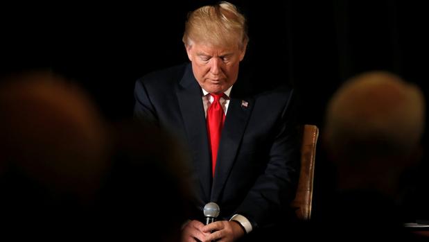 Donald Trump reflexiona antes de responder a las preguntas durante un acto en Herndon, Virginia, este lunes