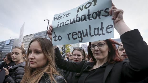 Las protestas de las mujeres frenan la prohibición total de aborto en Polonia