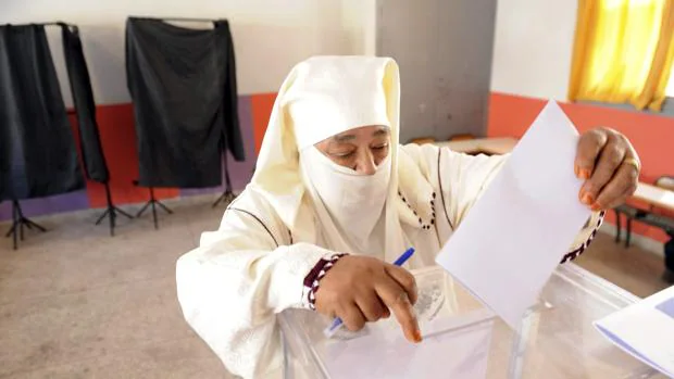Marroquíes votan durante las elecciones legislativas en un colegio electoral en Rabat