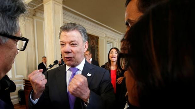 Juan Manuel Santos celebra el Nobel de la Paz con sus colaboradores en las negociaciones con la guerrilla, este viernes en el Palacio de Nariño, Bogotá