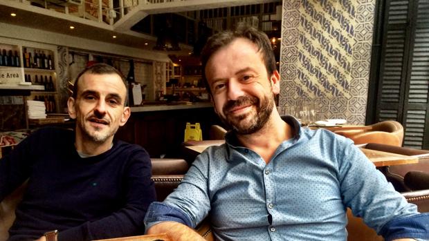 Marcos Fernández Pardo el chef Nacho Manzano, a la derecha, en su restaurante Ibérica del barrio londinense de Marylebone