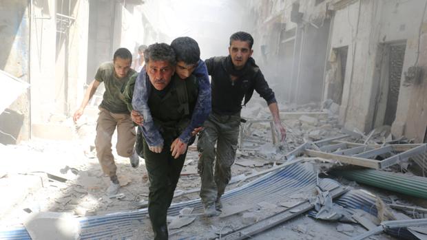 Ciudadanos de Alepo trasladan a un herido tras una ataque aéreo