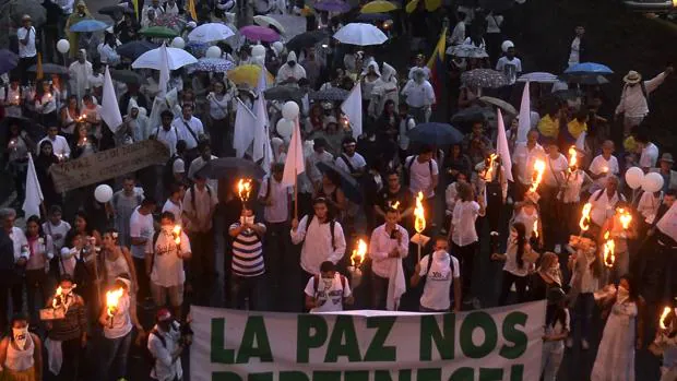 Marcha por la paz en Medellín, Colombia, pocos días después del «no» en las urnas a los acuerdos firmados entre el Gobierno y las FARC