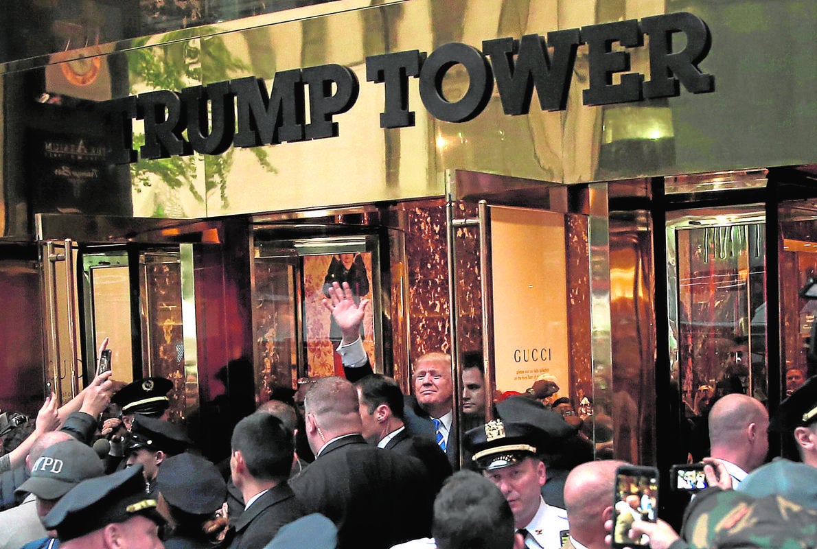 Donald Trump saluda a sus simpatizantes a la entrada de la «torre Trump»