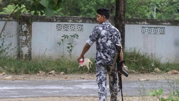 Un guardia de Myammar vigila la frontera con Bangladesh en una zona en la que se han registrado varios ataques insurgentes