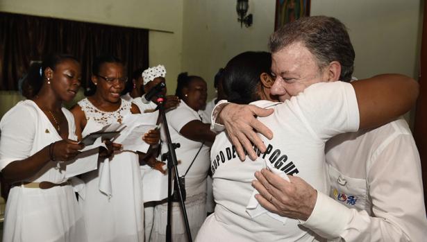 El mandatario colombiano, Juan Manuel Santos, saludaba el pasado domingo a la comunidad del municipio de Bojayá (Chocó), una de las poblaciones que más ha sufrido el conflicto armado en el país