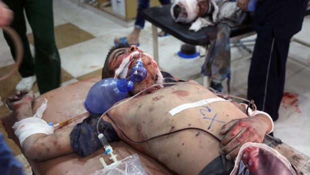 Un joven sirio espera asistencia sanitaria tras haber sido herido en un bombardeo de los aviones rusos