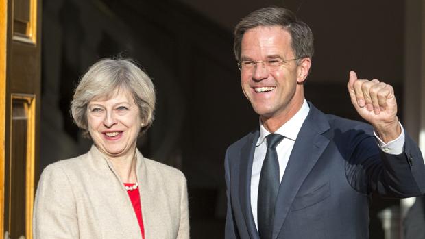 La primera ministra británica, Theresa May, y su homólogo holandes, Mark Rutte, durante una visita a La Haya este lunes