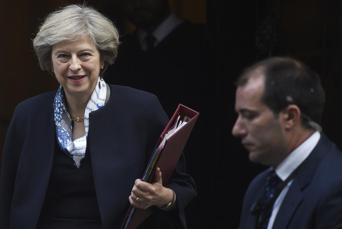 La primera ministra británica, Theresa May, hoy, a su salida de su residencia en el número 10 de Downing street