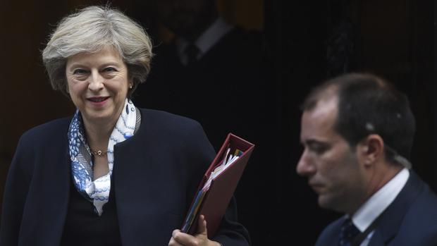La primera ministra británica, Theresa May, hoy, a su salida de su residencia en el número 10 de Downing street