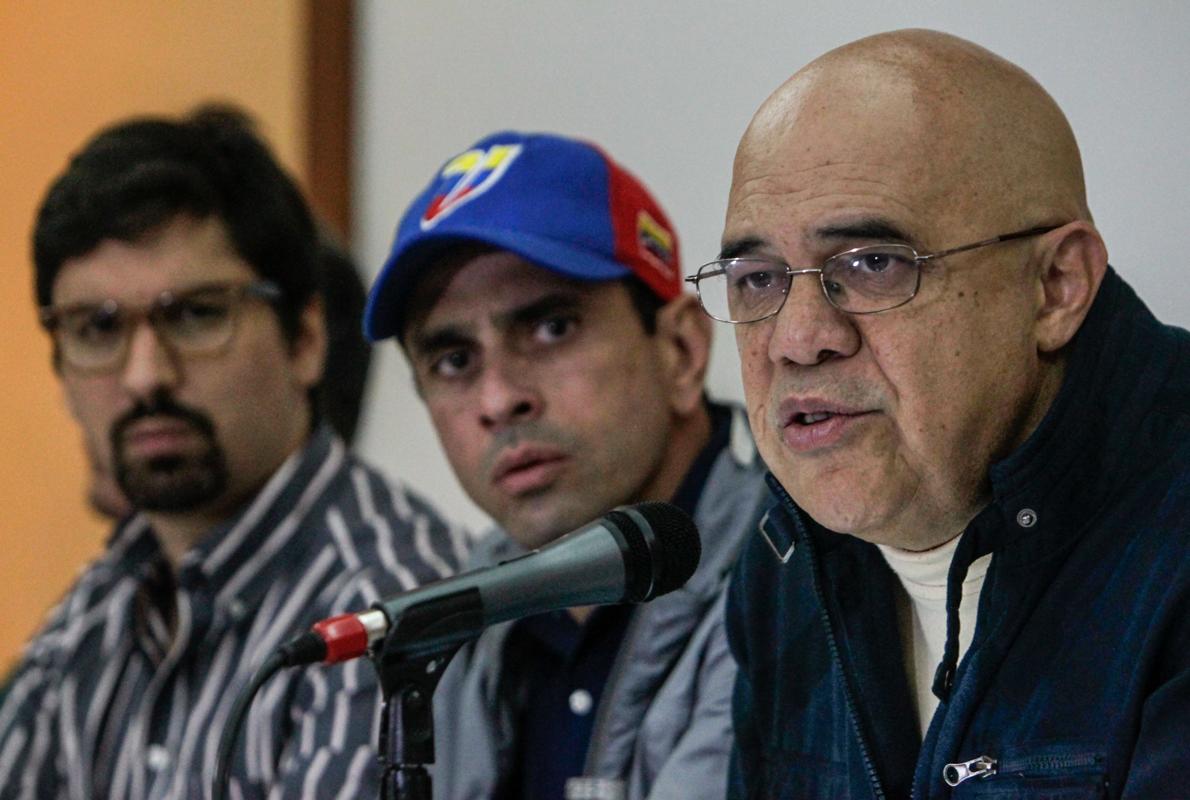 El secretario general de la Mesa de la Unidad (MUD), Jesús Chuo Torrealba (d), habla junto al gobernador del estado Miranda, Henrique Capriles (c) y el diputado Freddy Guevara