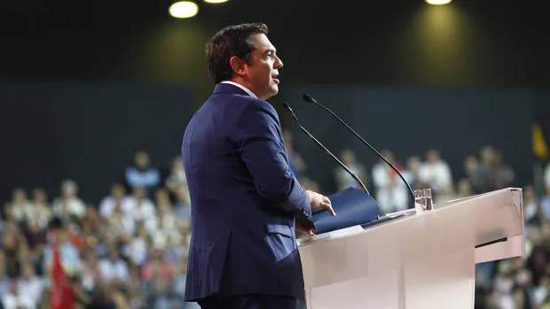 El primer ministro griego, Alexis Tsipras, se dirige a sus simpatizantes durante el segundo congreso del Partido Syriza en Atenas