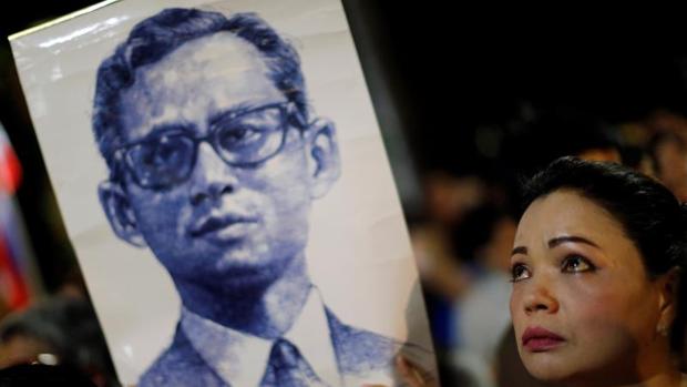 Una tailandesa llora la muerte de Bhumibol Adulyadej, Rey de Tailandia fallecido hoy 13 de octubre