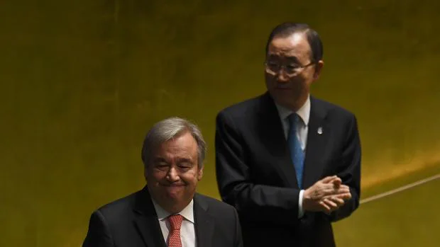 Guterres, ante la Asamblea General junto a su predecesor, Ban Ki-moon